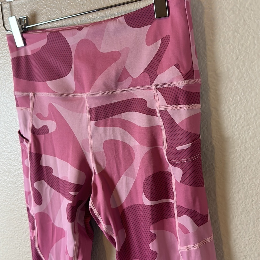 ZYIA LIGHT N TIGHT HIGH WAISTED PINK CAMO CAPRIS 20”LEGGINGS - Picture 3 of 8